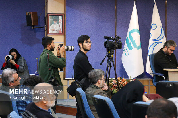 نشست خبری و آیین رونمایی از پوستر چهل‌ودومین جشنواره بین‌المللی تئاتر فجر در تالار مشاهیر تئاتر شهر برگزار شد. در ابتدای این مراسم از پوستر این دوره از جشنواره رونمایی شد. این پوستر با طراحی حامد نقدی آماده شد، کاظم نظری مدیرکل هنرهای نمایشی و حامد سقاییان از پوستر این رویداد رونمایی کردند