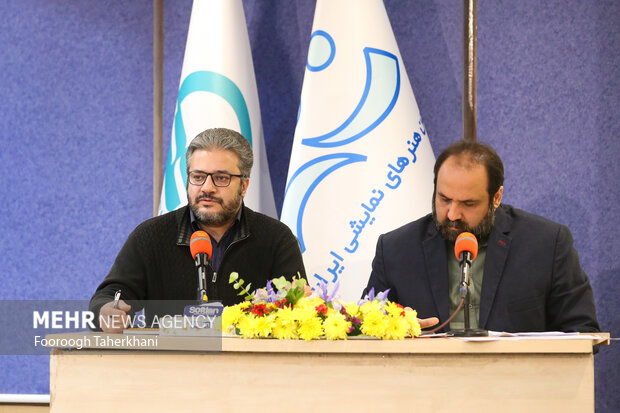 نشست خبری و آیین رونمایی از پوستر چهل‌ودومین جشنواره بین‌المللی تئاتر فجر در تالار مشاهیر تئاتر شهر برگزار شد. در ابتدای این مراسم از پوستر این دوره از جشنواره رونمایی شد. این پوستر با طراحی حامد نقدی آماده شد، کاظم نظری مدیرکل هنرهای نمایشی و حامد سقاییان از پوستر این رویداد رونمایی کردند