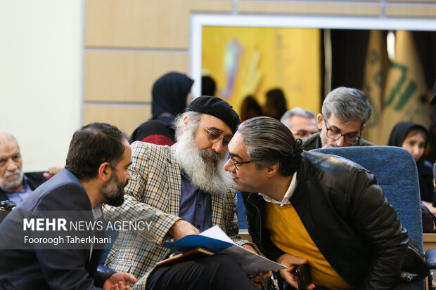 نشست خبری و آیین رونمایی از پوستر چهل‌ودومین جشنواره بین‌المللی تئاتر فجر در تالار مشاهیر تئاتر شهر برگزار شد. در ابتدای این مراسم از پوستر این دوره از جشنواره رونمایی شد. این پوستر با طراحی حامد نقدی آماده شد، کاظم نظری مدیرکل هنرهای نمایشی و حامد سقاییان از پوستر این رویداد رونمایی کردند