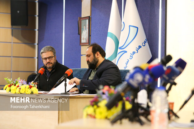 نشست خبری و آیین رونمایی از پوستر چهل‌ودومین جشنواره بین‌المللی تئاتر فجر در تالار مشاهیر تئاتر شهر برگزار شد. در ابتدای این مراسم از پوستر این دوره از جشنواره رونمایی شد. این پوستر با طراحی حامد نقدی آماده شد، کاظم نظری مدیرکل هنرهای نمایشی و حامد سقاییان از پوستر این رویداد رونمایی کردند