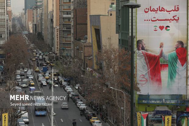 جدیدترین دیوارنگاره میدان فلسطین تهران با عنوان «قلب‌هایمان یکیست» در آستانه بازی فوتبال تیم‌های ملی ایران و فلسطین رونمایی شد