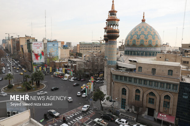 جدیدترین دیوارنگاره میدان فلسطین تهران با عنوان «قلب‌هایمان یکیست» در آستانه بازی فوتبال تیم‌های ملی ایران و فلسطین رونمایی شد