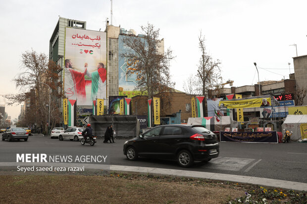 جدیدترین دیوارنگاره میدان فلسطین تهران با عنوان «قلب‌هایمان یکیست» در آستانه بازی فوتبال تیم‌های ملی ایران و فلسطین رونمایی شد