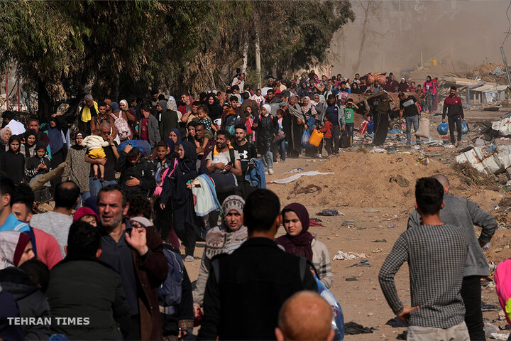 Palestinians flee to the southern Gaza Strip along Salah al-Din Street, on the outskirts of Gaza City, during the ongoing Israeli bombardment. [Adel Hana/AP Photo]
