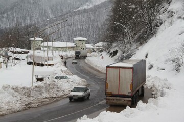 بارش شدید برف در ️محورهای مرزی گیلان / محدوده زندانه همچنان مسدود است