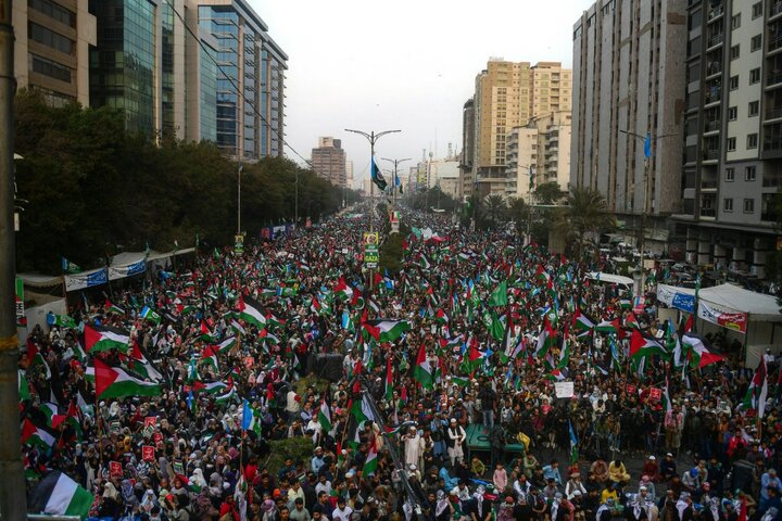 Pakistan'da binlerce kişi Filistin için yürüdü