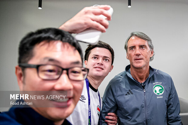 روبرتو مانچینی سرمربی تیم ملی فوتبال عربستان در نشست خبری تیم ملی عربستان صعودی پیش از مصاف با تیم ملی عمان حضور دارد