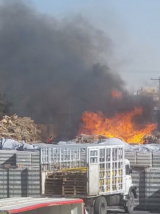 مهار آتشسوزی در انبار شرکت زمزم اصفهان + تصاویر