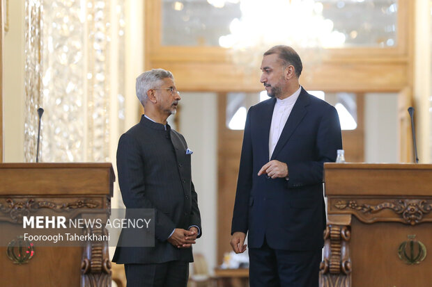 حسین امیرعبداللهیان، وزیر امور خارجه جمهوری اسلامی ایران، ظهر امروز دوشنبه ۲۵ دی ۱۴۰۲ از «سوبرامانیام جایشانکار» همتای هندی خود در محل وزارت امور خارجه جمهوری اسلامی ایران استقبال کرد