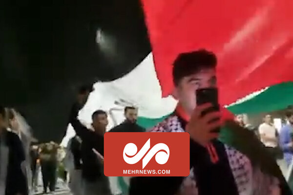 حمایت تماشگران دیدار تیم ملی قوتبال ایران و فلسطین از مردم غزه