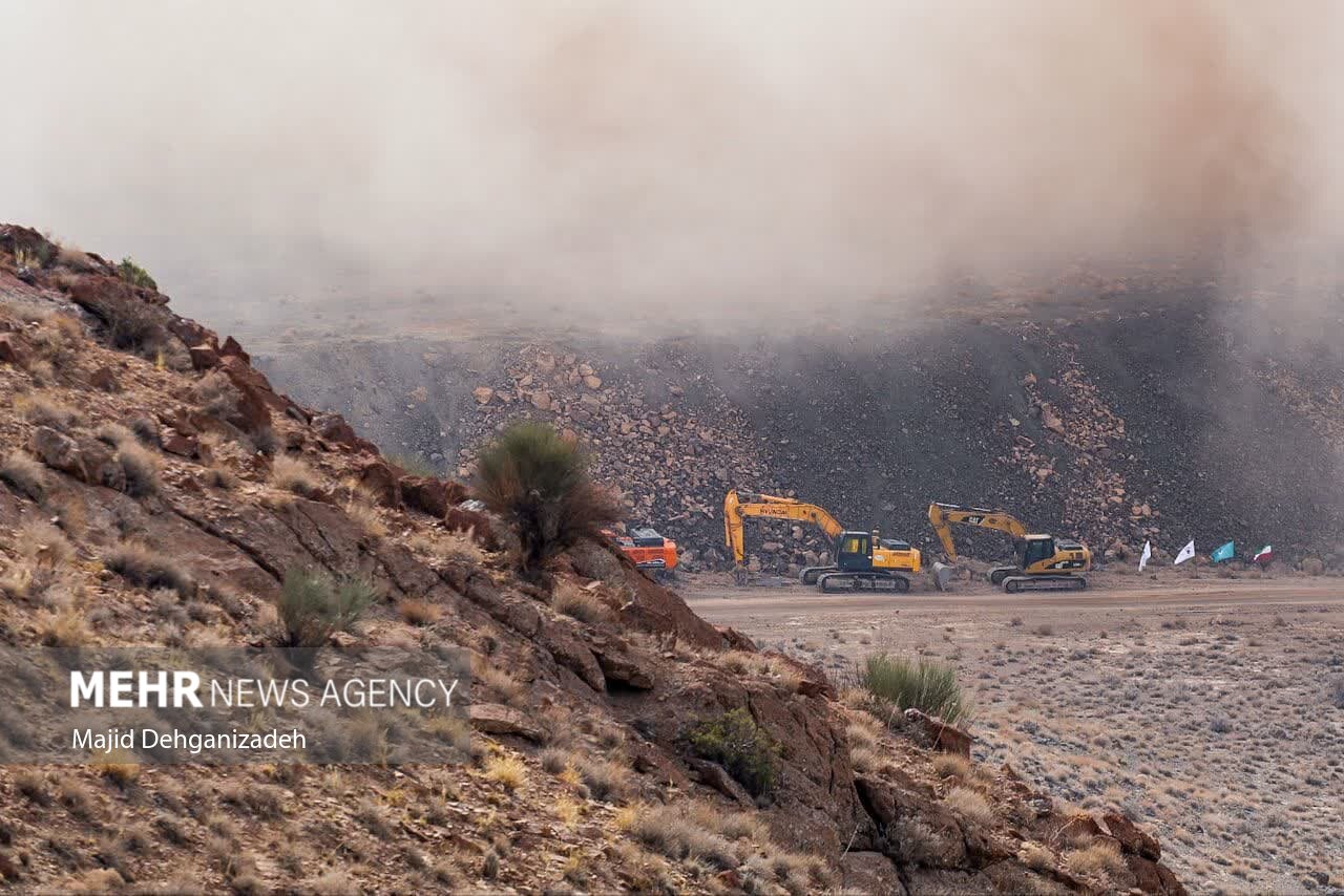 عملیات برداشت از ذخیره ۹۰ میلیون تنی سنگآهن گزستان رسماً آغاز شد