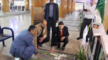 مشاور وزیر فرهنگ و ارشاد اسلامی به شهدای بوشهر ادای احترام کرد
