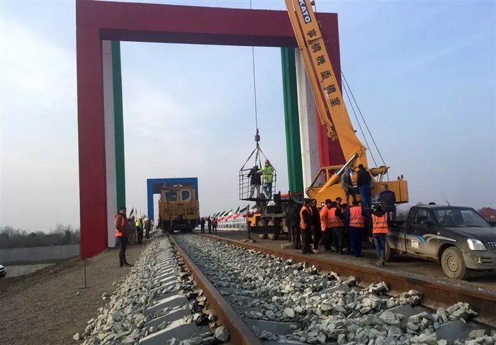 قطار وعدهها روی ریل رشت-کاسپین/کریدور شمال به جنوب معطل۱۰کیلومتر