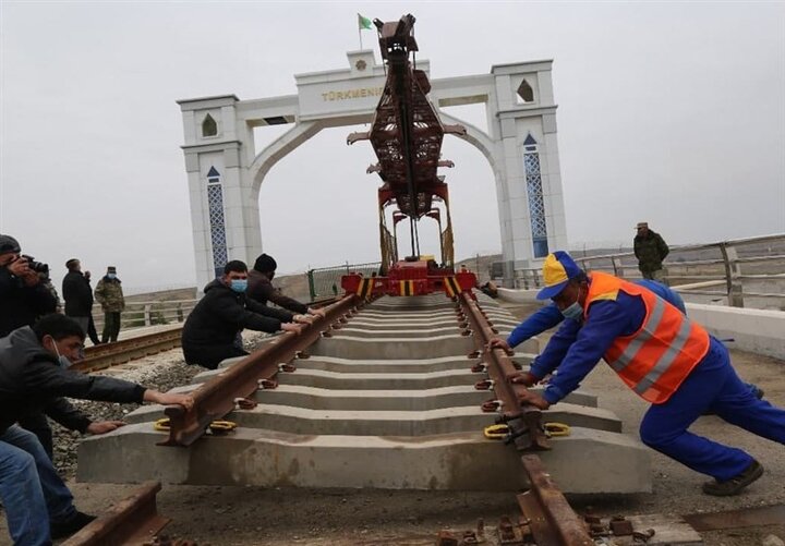 قطار وعدهها روی ریل رشت-کاسپین/کریدور شمال به جنوب معطل۱۰کیلومتر