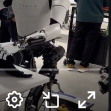 گاف ربات انسان نمای تسلا هنگام تاکردن لباس فاش شد