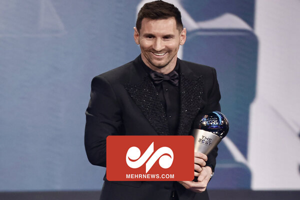 لحظه اهدای جایزه بهترین بازیکن سال جهان به لیونل مسی 