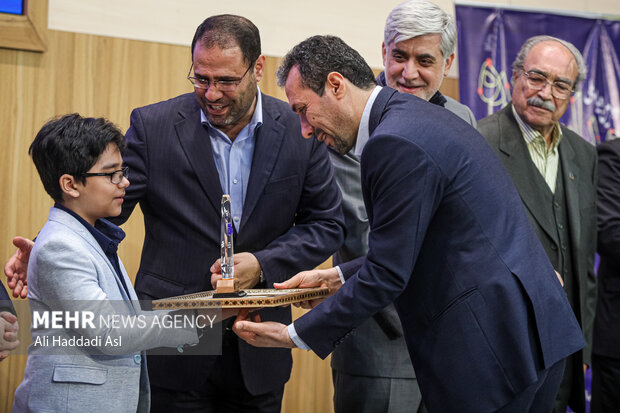 دومین رویداد ملی مدارس آینده صبح روز سه شنبه ۲۶ دی ماه ۱۴۰۲ با حضور رضا مراد صحرایی وزیر آموزش و پرورش و علی عسگری معاون اجتماعی ستاد اجرایی فرمان امام (ره) در سالن اجتماعات کتابخانه مرکزی دانشگاه تهران برگزار شد