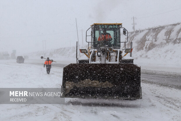 VIDEO: Plowing snow from roads in Gilan province