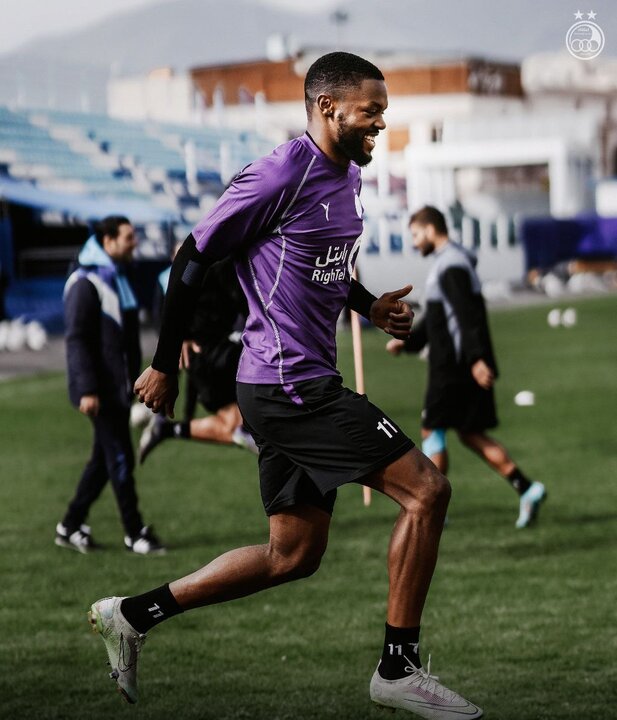 تمرین استقلال تحت تاثیر انتقال بازیکن فرانسوی به بیمارستان