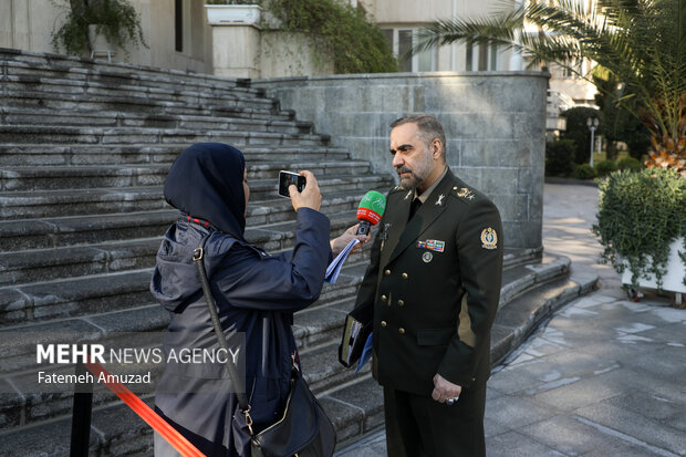 امیر سرتیپ محمدرضا آشتیانی وزیر دفاع در حاشیه جلسه هیئت دولت حضور دارد