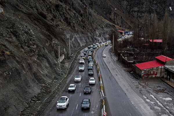تردد روان در جاده چالوس/ترافیک در بزرگراه تهران-قزوین پرحجم است