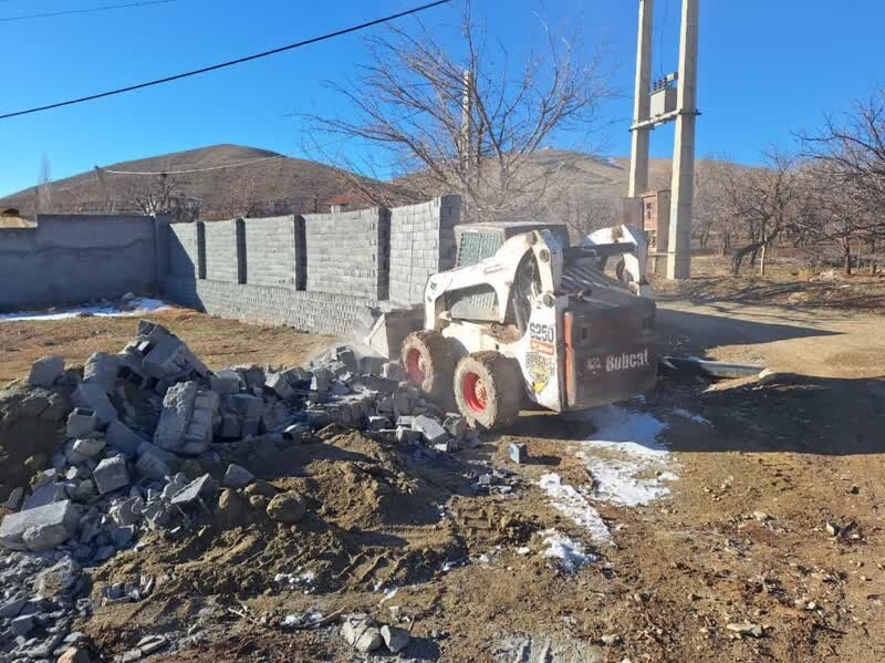 تخریب ۴ فقره ساخت و ساز غیرمجاز در اراضی حریم و بستر مسیل«لومان»