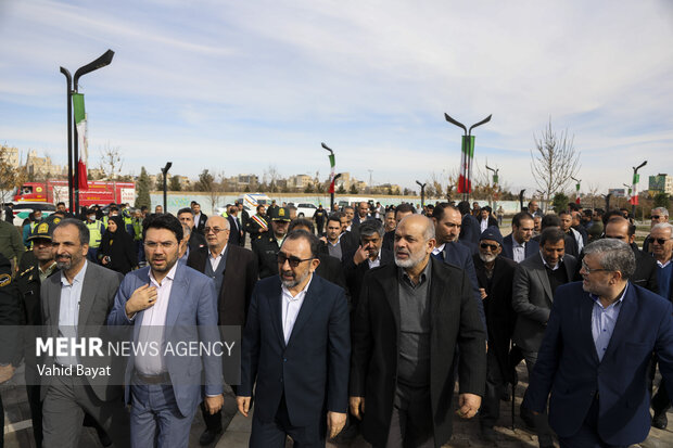حضور وحیدی وزیر کشور در افتتاحیه بوستان برکت مشهد