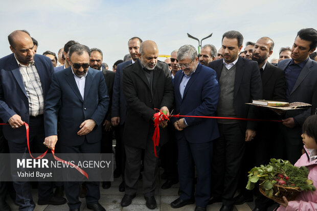 حضور وحیدی وزیر کشور در افتتاحیه بوستان برکت مشهد