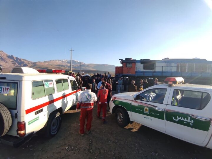 برخورد قطار کرمانشاه-ملایر با یک دستگاه خودرو ۲ کشته برجای گذاشت