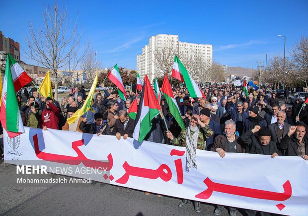 نمازگزاران زنجانی در حمایت از مردم غزه راهپیمایی کردند