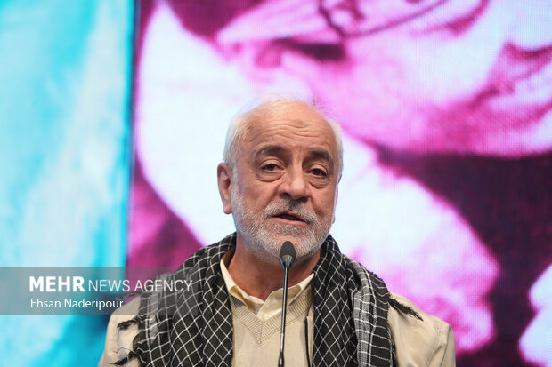 سید محمد جوزی پیشکسوت تاریخ شفاهی دفاع مقدس در مراسم اختتامیه جشنواره فیلم عمار سخنرانی میکند