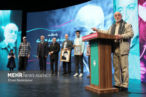 سید محمد جوزی پیشکسوت تاریخ شفاهی دفاع مقدس در مراسم اختتامیه جشنواره فیلم عمار سخنرانی میکند