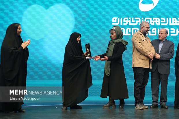 از رومینا گوادالوپه پرز راموس سفیر بولیوی در مراسم اختتامیه جشنواره فیلم عمار تقدیر میشود