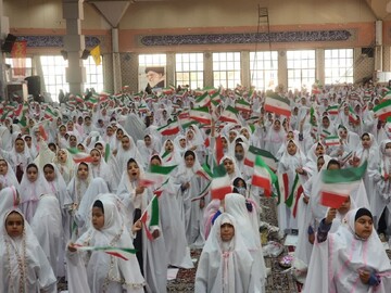 هم‌خوانی سرود «اینجا ایران» در جشن تکلیف دختران در بجنورد