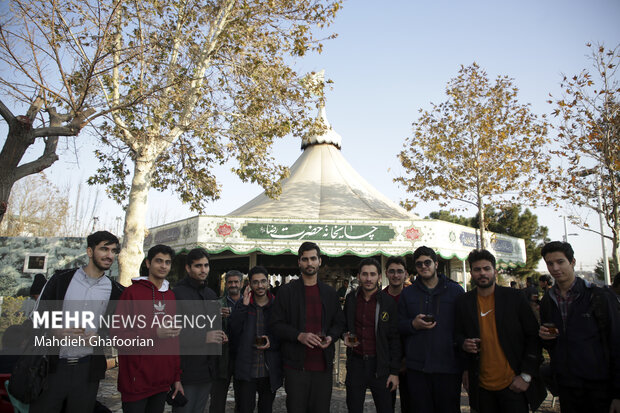 چایخانه حضرت رضا در ورودی بست طبرسی، جهت پذیرایی و خدمات رسانی به زائران حرم مطهر 