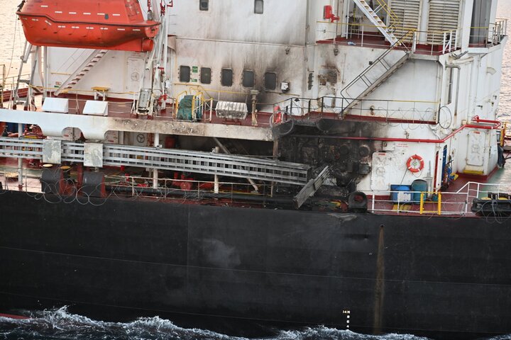 الدفاع الهندي ينشر صور لسفينة استهدفتها القوات المسلحة اليمنية+ صور