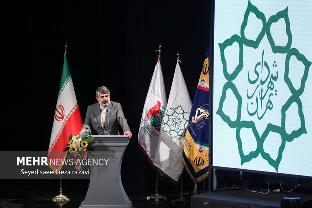  سیدمحمد موسوی، شهردار منطقه ۱۱ تهران در حال سخنرانی در مراسم آیین بزرگ یادواره شهدای منطقه ۱۱ است