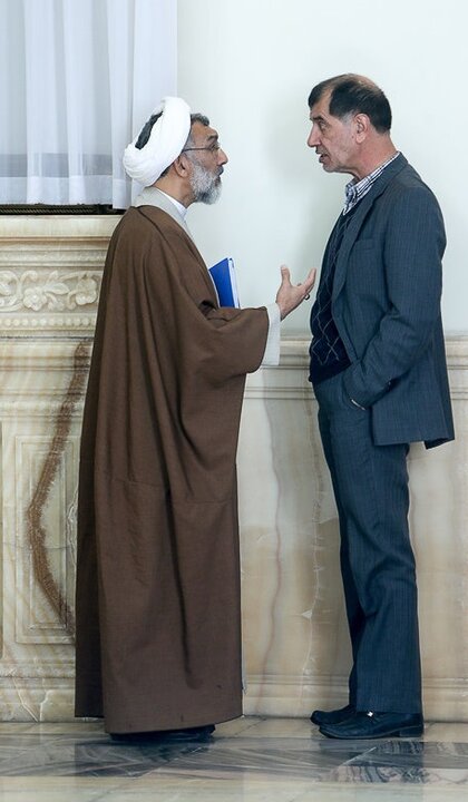 صفهای انتخاباتی جناح راست، پشت دروازه بهارستان