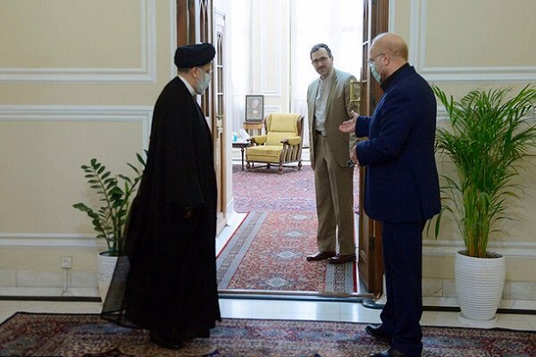 صفهای انتخاباتی جناح راست، پشت دروازه بهارستان