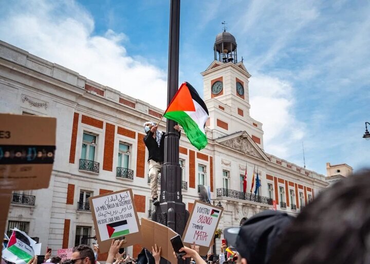 İspanya'da binlerce kişi Filistin'e destek için toplandı