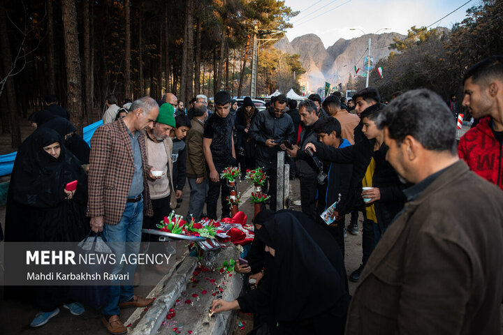 گلباران مردم در محل انفجار تروریستی کرمان