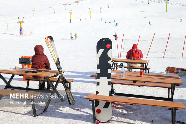 یکی از محبوب‌ترین و پرطرفدارترین تفریحات در شهر تهران اسکی کردن در پیست توچال است