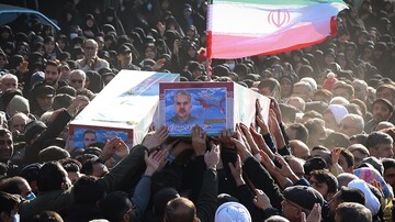 تہران، شام میں شہید ہونے والے فوجی مشیروں کی آخری رسومات میں عوام کی بھرپور شرکت