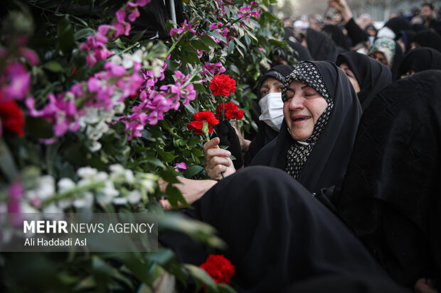 آئین تشییع پیکر شهدای مدافع حرم سردار صادق امیدزاده، سردار حسین محمدی و سردار محمدامین صمدی صبح دوشنبه ۲ بهمن ۱۴۰۲ از مقابل مسجد پیامبر اعظم (ص) شهرک شهید محلاتی برگزار شد