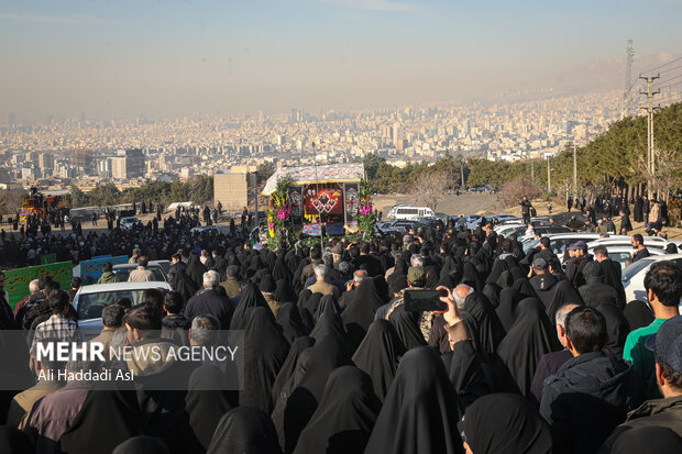 آئین تشییع پیکر شهدای مدافع حرم سردار صادق امیدزاده، سردار حسین محمدی و سردار محمدامین صمدی صبح دوشنبه ۲ بهمن ۱۴۰۲ از مقابل مسجد پیامبر اعظم (ص) شهرک شهید محلاتی برگزار شد