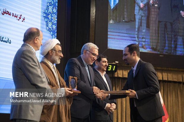 محمد مخبر معاون اول رئیس جمهور و بهرام عین اللهی وزیر بهداشت در بیست و نهمین جشنواره تحقیقات و فناوری علوم پزشکی رازی حضور دارند