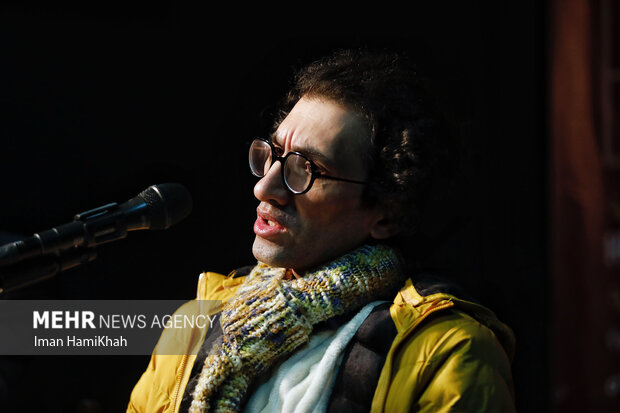 بابک روشنی نژاد در حال سخنرانی در باب فلسفه هنر دومین جشنواره موسیقی هگمتانه