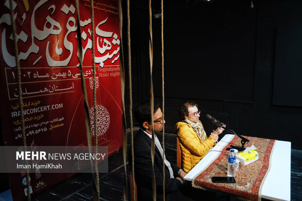 بابک روشنی نژاد در حال سخنرانی در باب فلسفه هنر دومین جشنواره موسیقی هگمتانه