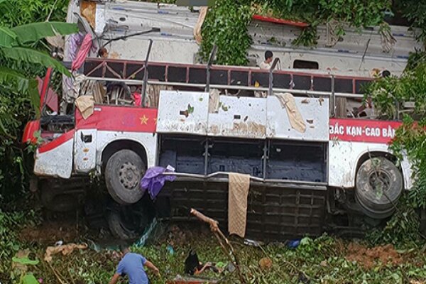 3 died in Vietnam after sleeper bus plunges off cliff