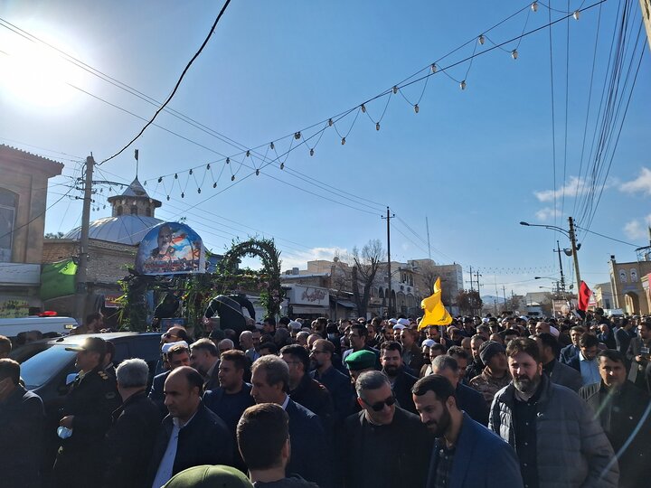 تشییع پیکر شهید «حاج صادق امیدوار» بر روی دستان مردم کرمانشاه